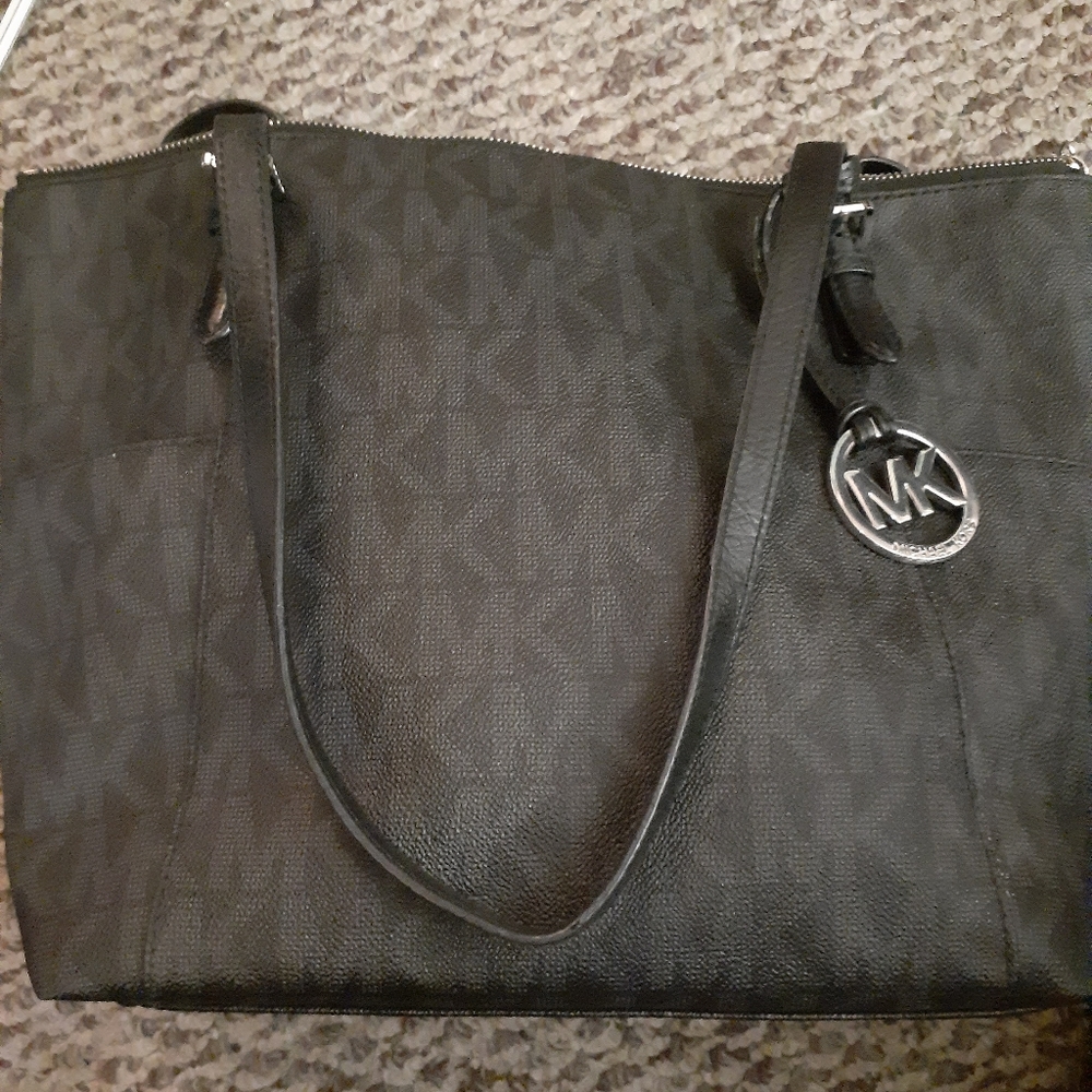Micheal Kors purse and wallet set